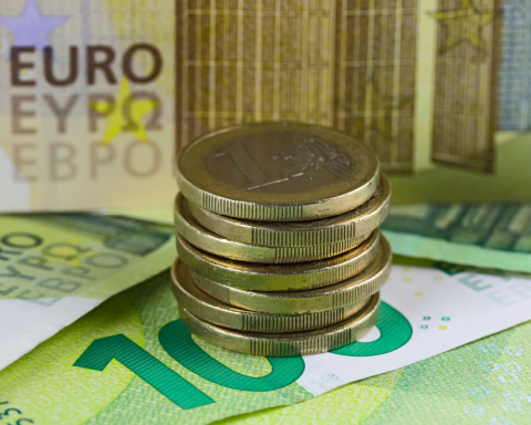 european-stocks-fall-after-trump-threatens-tariffs-over-greenland
