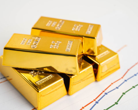 gold-hits-record-above-$4,800-as-trade-war-fears-grow
