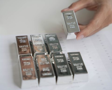 silver-tops-$90-again-amid-metals-volatility