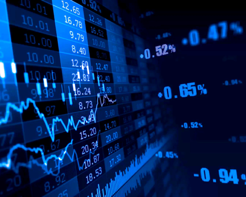 tech-sell-off-pushes-s&p-500-lower-as-amd-slumps