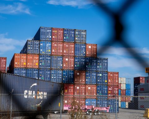 china-trade-surplus-hits-record-as-exports-surge
