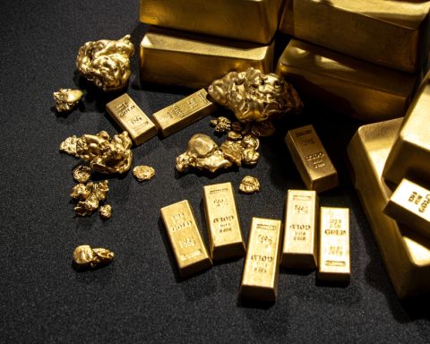 gold-holds-steady-as-hormuz-deadline-nears