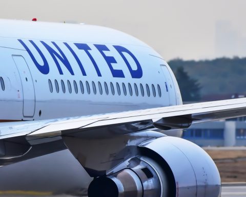 united-raises-bag-fees-as-airline-costs-climb
