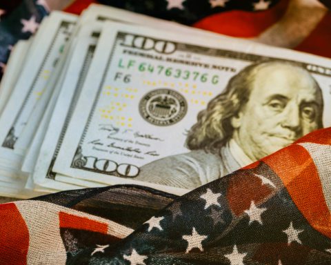 dollar-hits-13-month-high-on-fed-rate-outlook