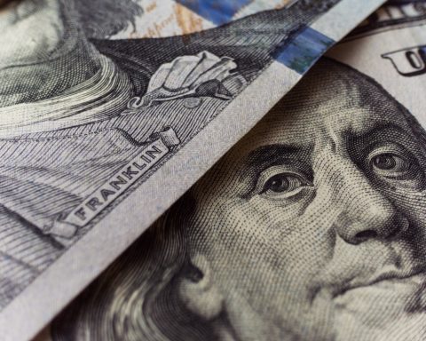 dollar-rallies-as-fed-signals-possible-rate-hike