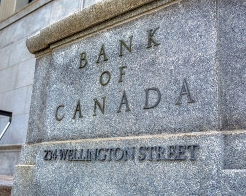 canada-economy-faces-trade-risks-despite-growth-outlook