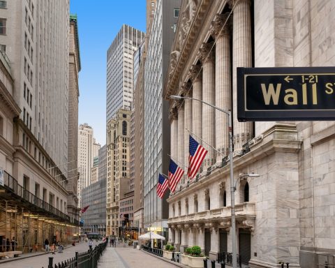 nasdaq-falls-as-oil-and-chips-weigh