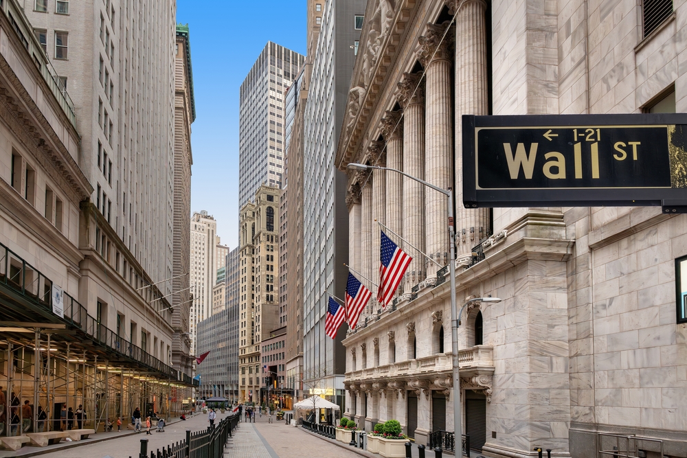 nasdaq-falls-as-oil-and-chips-weigh