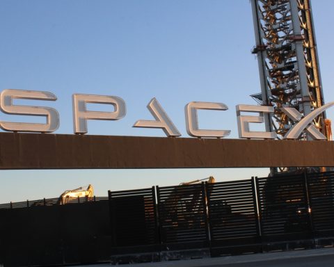 spacex-slips-near-ipo-price
