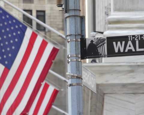 us-stocks-fall-as-iran-war-lifts-oil