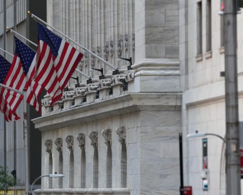 wall-street-falls-as-technology-stocks-weaken