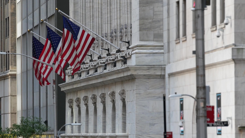 wall-street-falls-as-technology-stocks-weaken