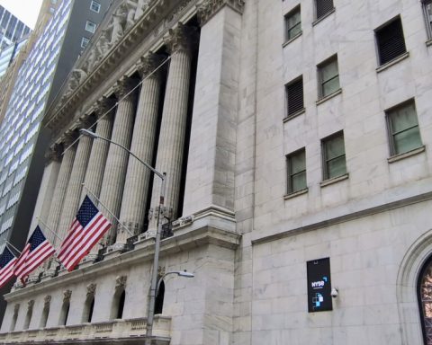 us-stocks-near-record-highs-as-oil-prices-fall