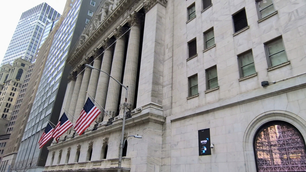 us-stocks-near-record-highs-as-oil-prices-fall
