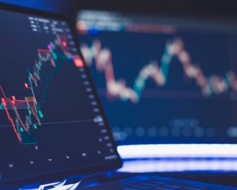 wall-street-ends-mixed-near-record-levels